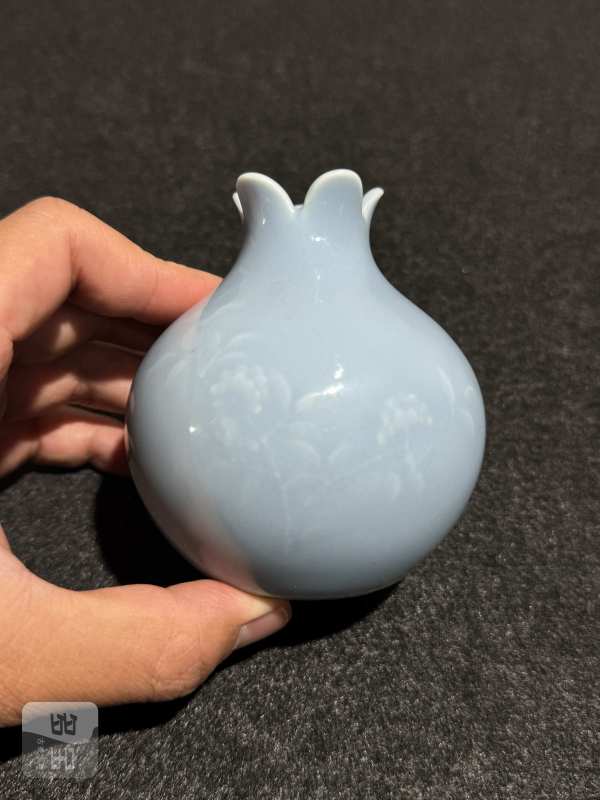 清道光 天蓝釉堆白花卉纹石榴尊 - 图3